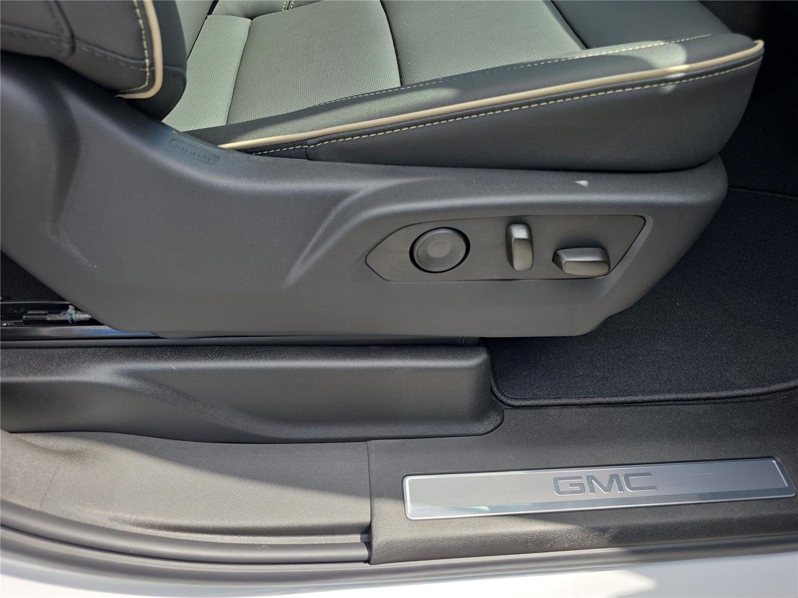 New 2026 Summit White GMC Elevation image 37