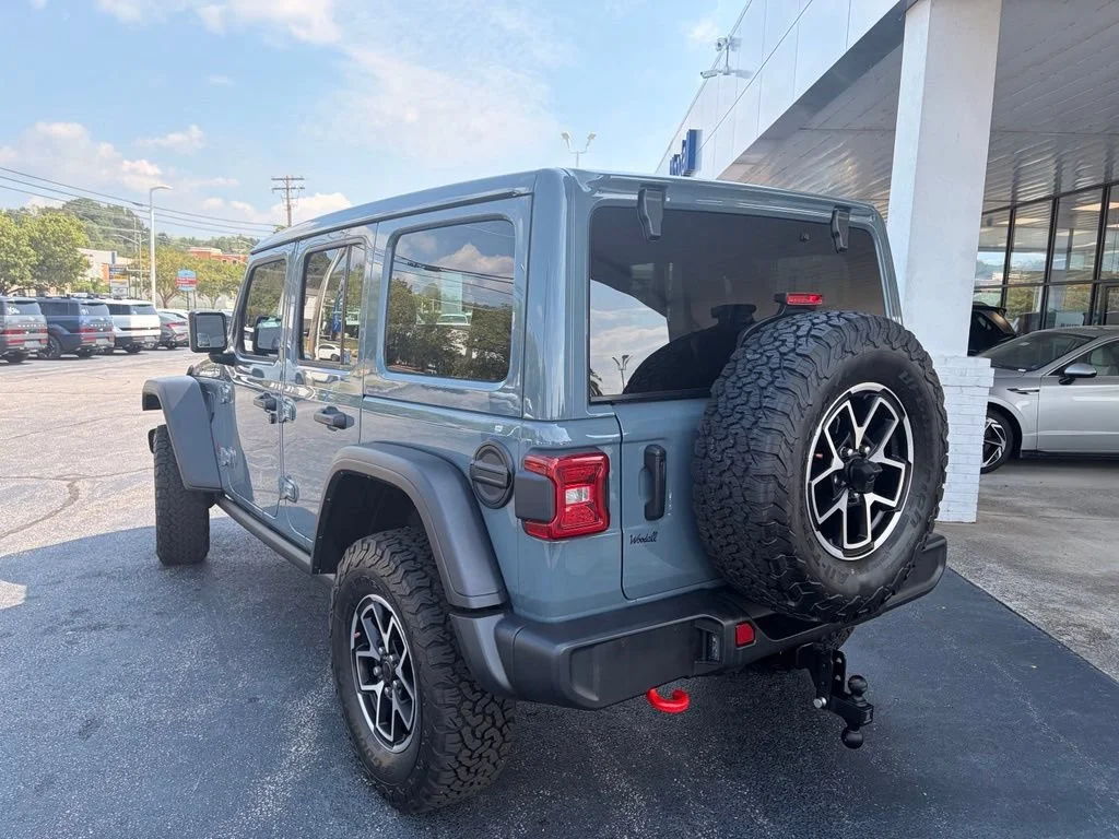 Used 2024  Jeep Rubicon image 8