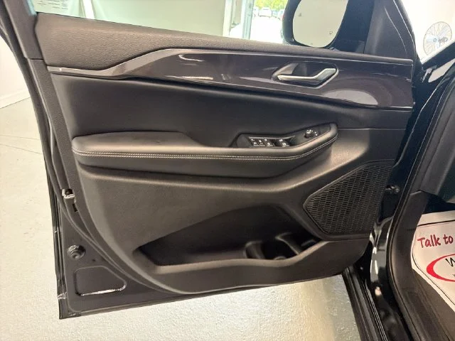 Used 2023 Black Jeep Altitude image 11