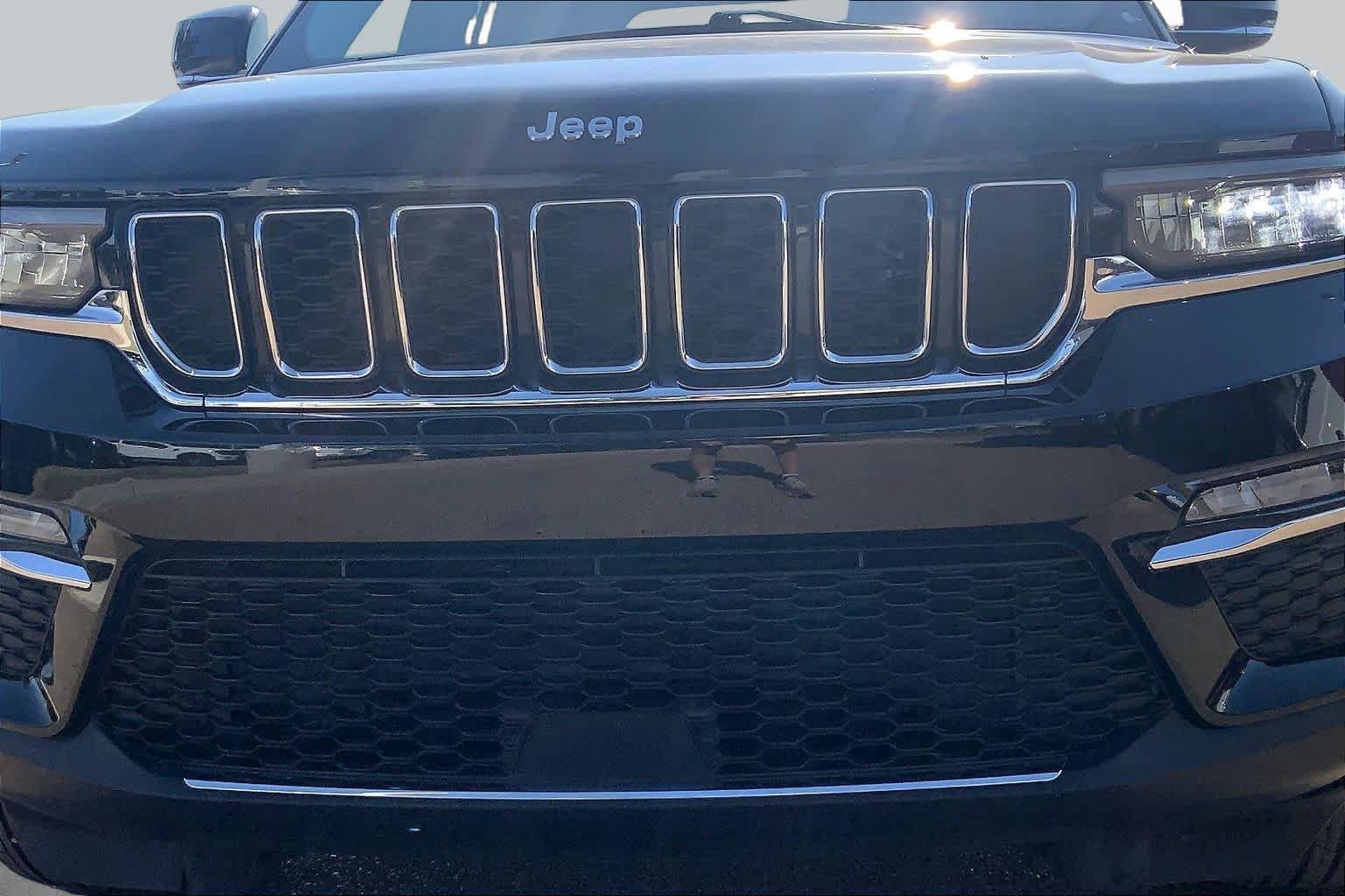 Used 2023 Diamond Black Crystal Pearlcoat Jeep Limited image 30