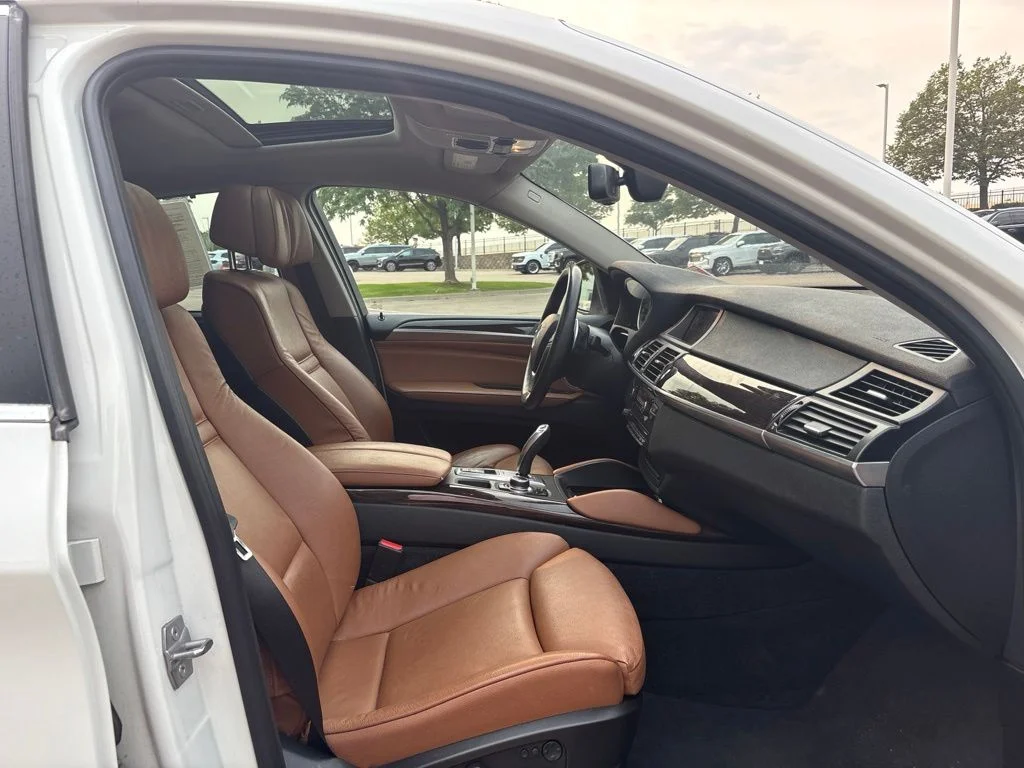 Used 2014 Alpine White BMW xDrive50i image 27