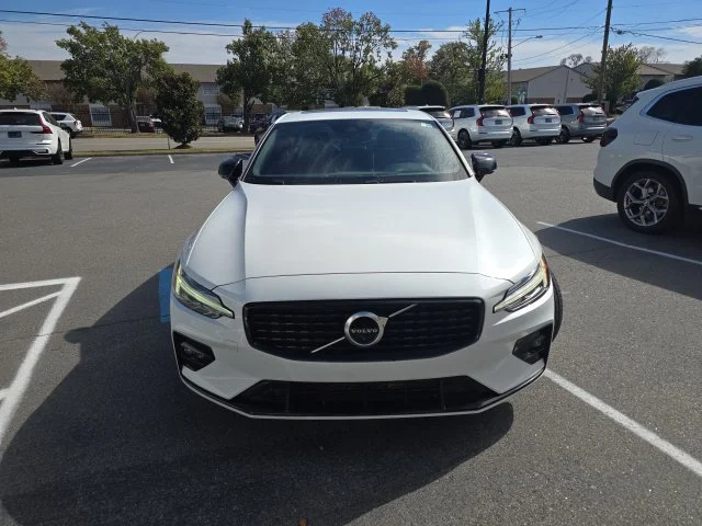 Used 2021 White Volvo T5 R-Design image 2