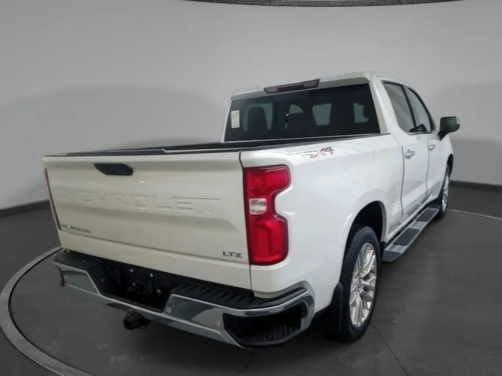 Used 2019 Iridescent Pearl Tricoat Chevrolet LTZ image 3
