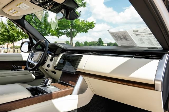 Used 2025 White Land Rover SE image 15