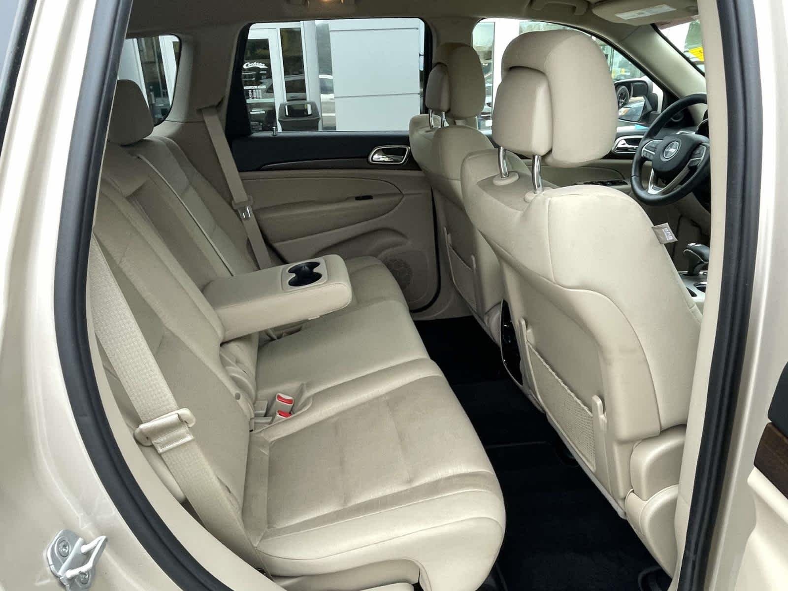 Used 2014 Cashmere Pearlcoat Jeep Laredo image 27