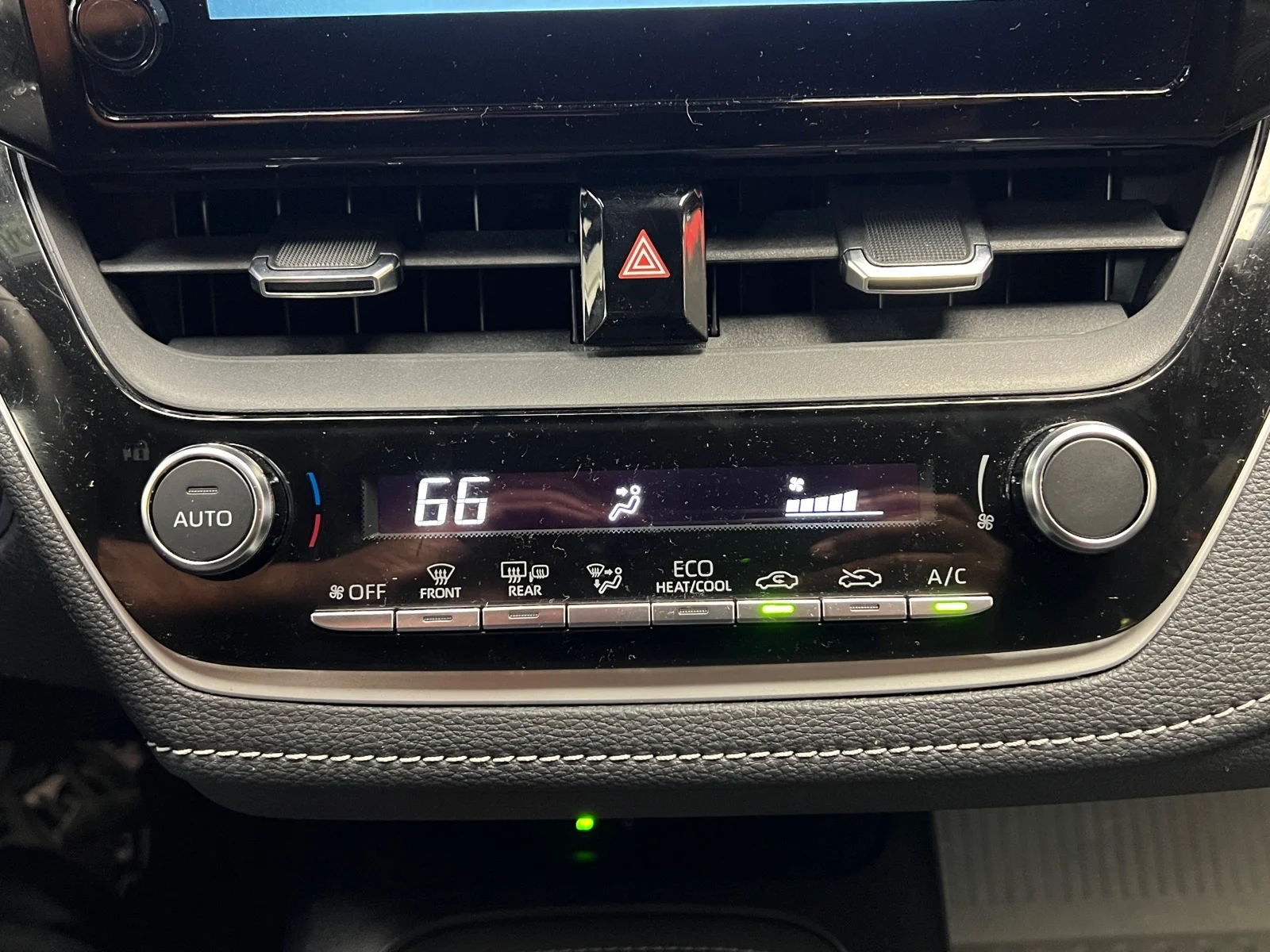 Used 2025 Ice Cap (040) Toyota SE image 16