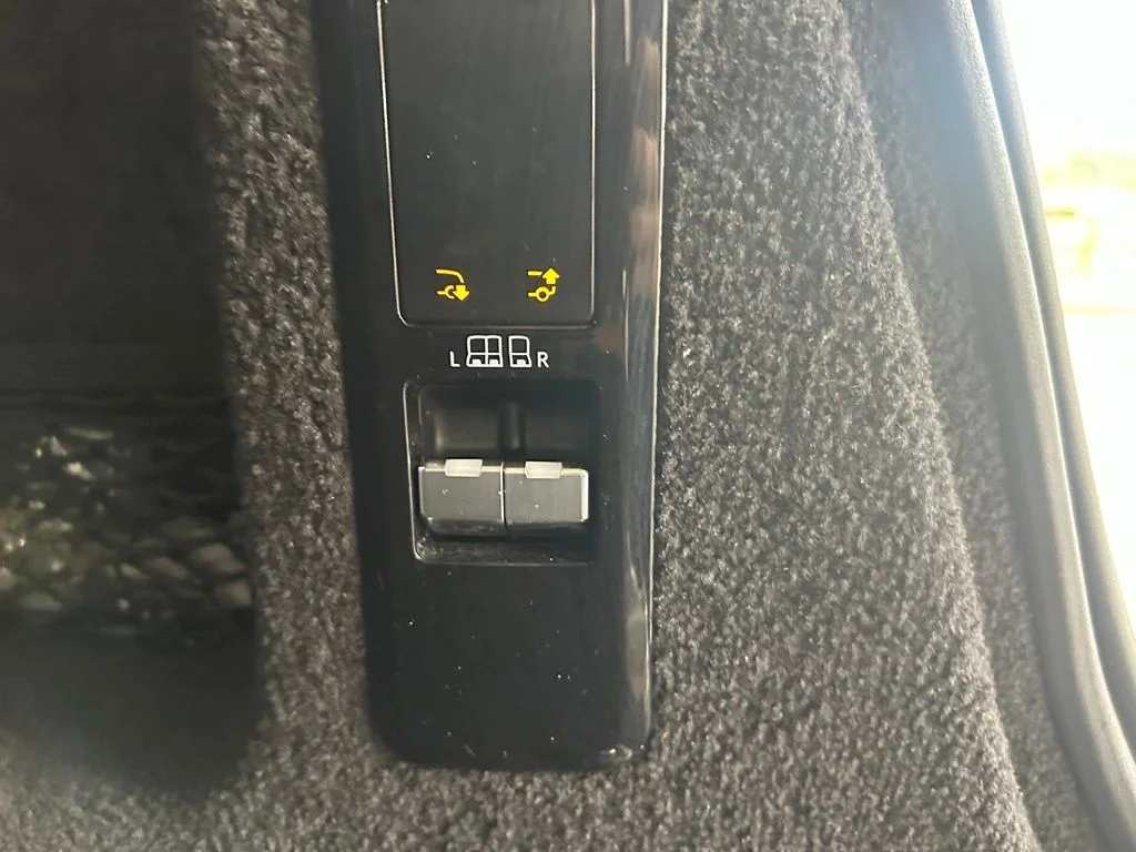 Used 2024 Black Land Rover Dynamic SE image 38