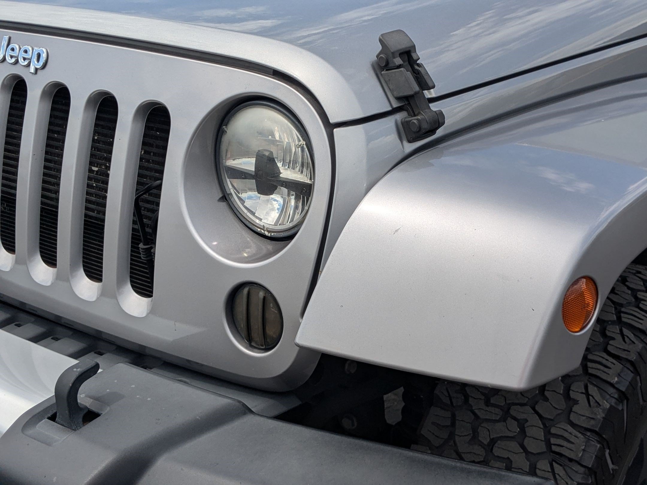 Used 2014 Billet Metallic Clearcoat Jeep Sahara image 10