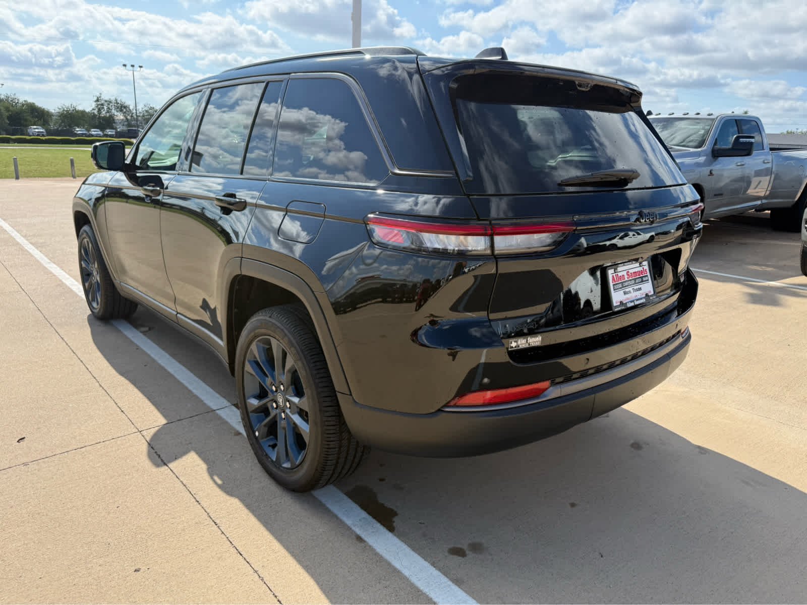 New 2026 Diamond Black Crystal Pearl-Coat Exterior Paint Jeep 85th Anniversary Edition image 8