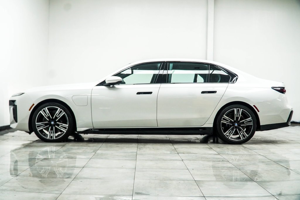 Used 2025 White BMW 750e xDrive image 18