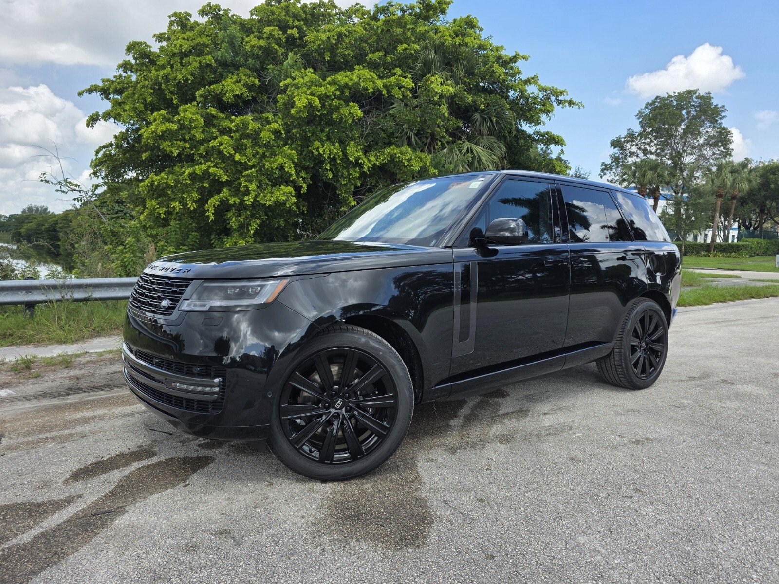 New 2027 Santorini Black Land Rover P550e SE image 1
