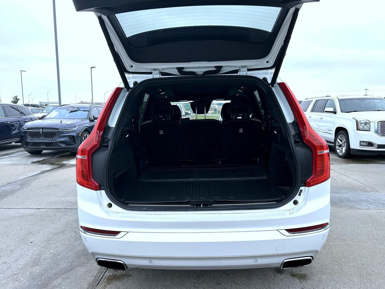 Used 2019 White Volvo T6 Inscription image 21