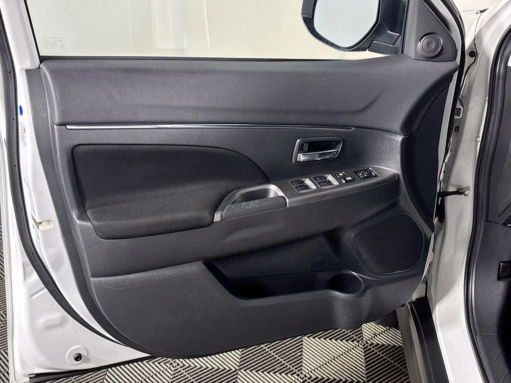 Used 2021 White Mitsubishi 2.0 SE image 10