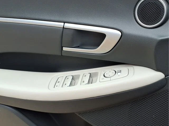Used 2024  Hyundai SEL image 17