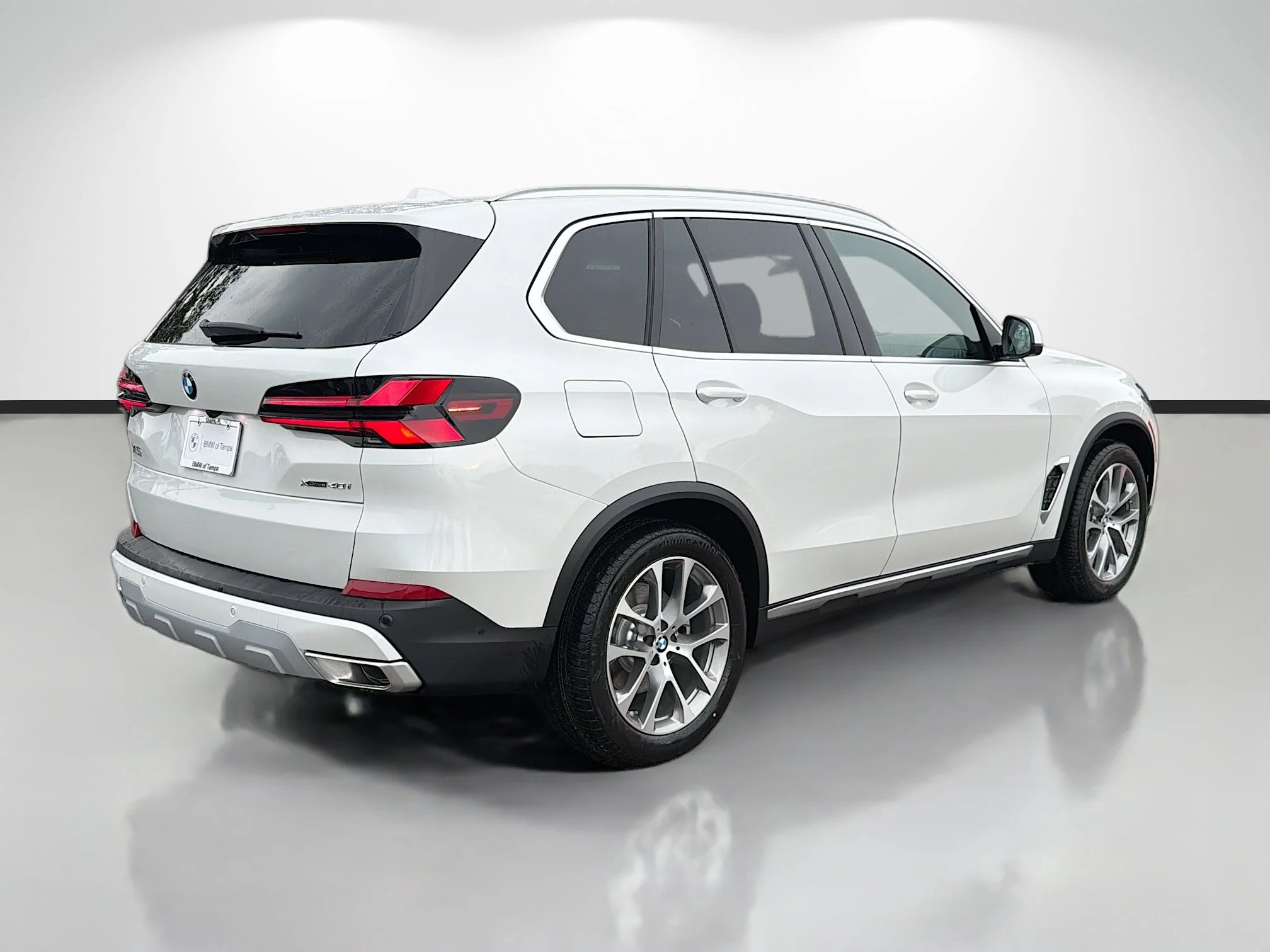 New 2026 Mineral White Metallic BMW xDrive40i image 3