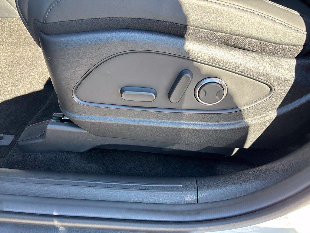 New 2026 White Hyundai SEL 8P image 13