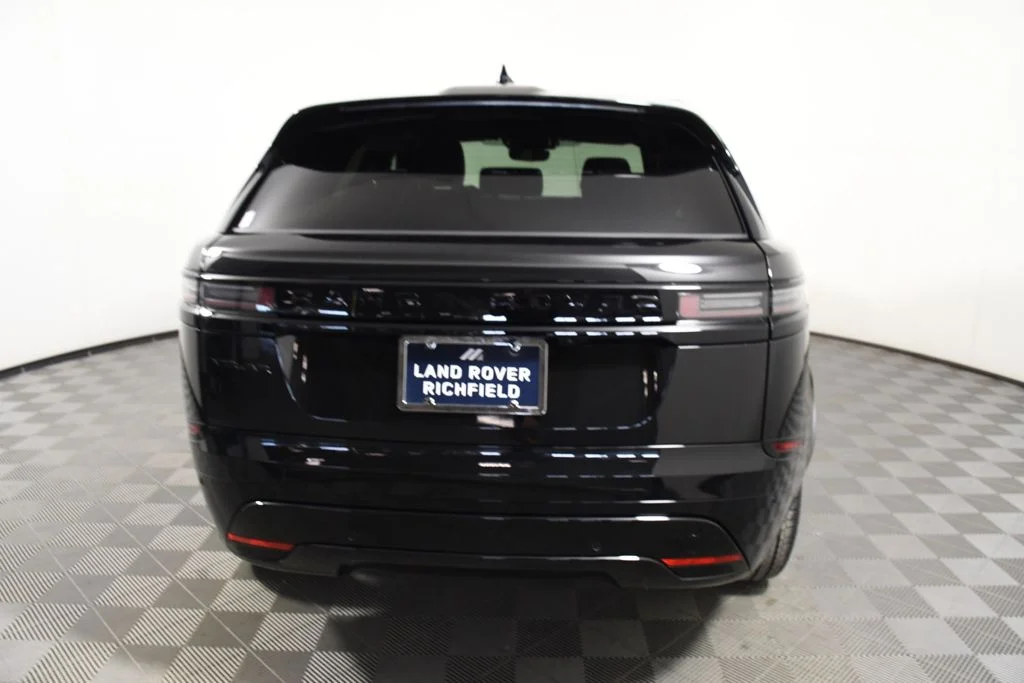New 2026 Santorini Blk Land Rover Dynamic SE image 5
