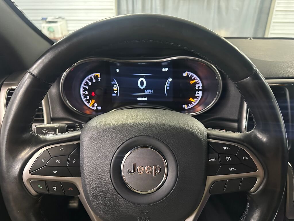 Certified Used 2020 Diamond Black Crystal Pearl Coat Jeep Laredo E image 9