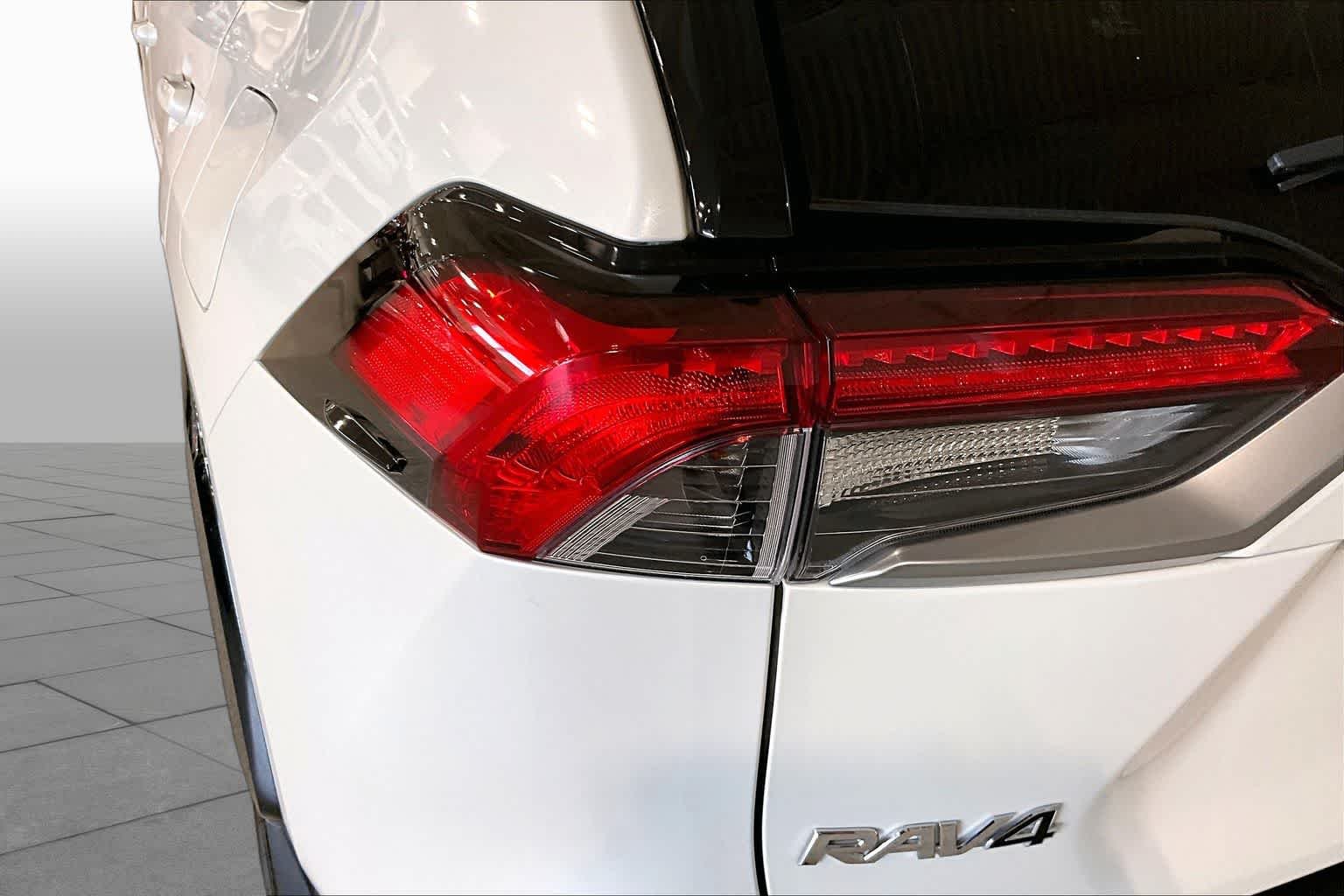 Used 2021 Blizzard Pearl/Midnight Black Metallic Toyota Hybrid XSE image 25