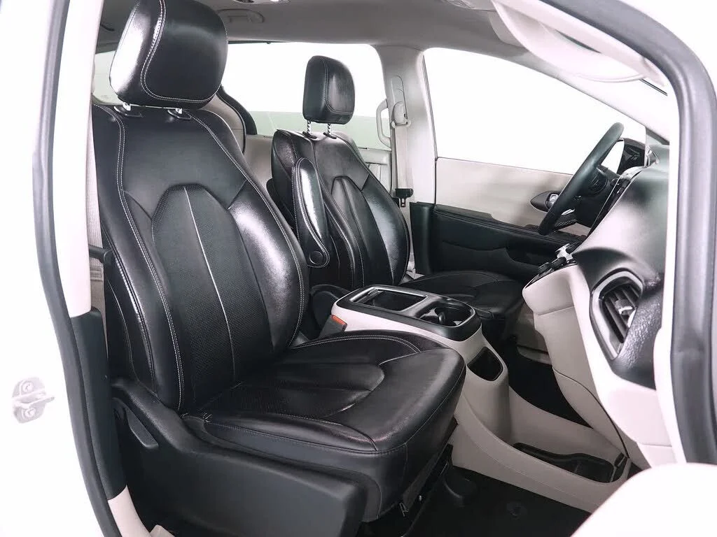 Used 2024 White Chrysler Touring L image 4