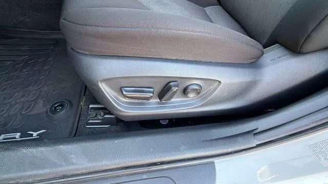 Used 2019 White Toyota LE image 21