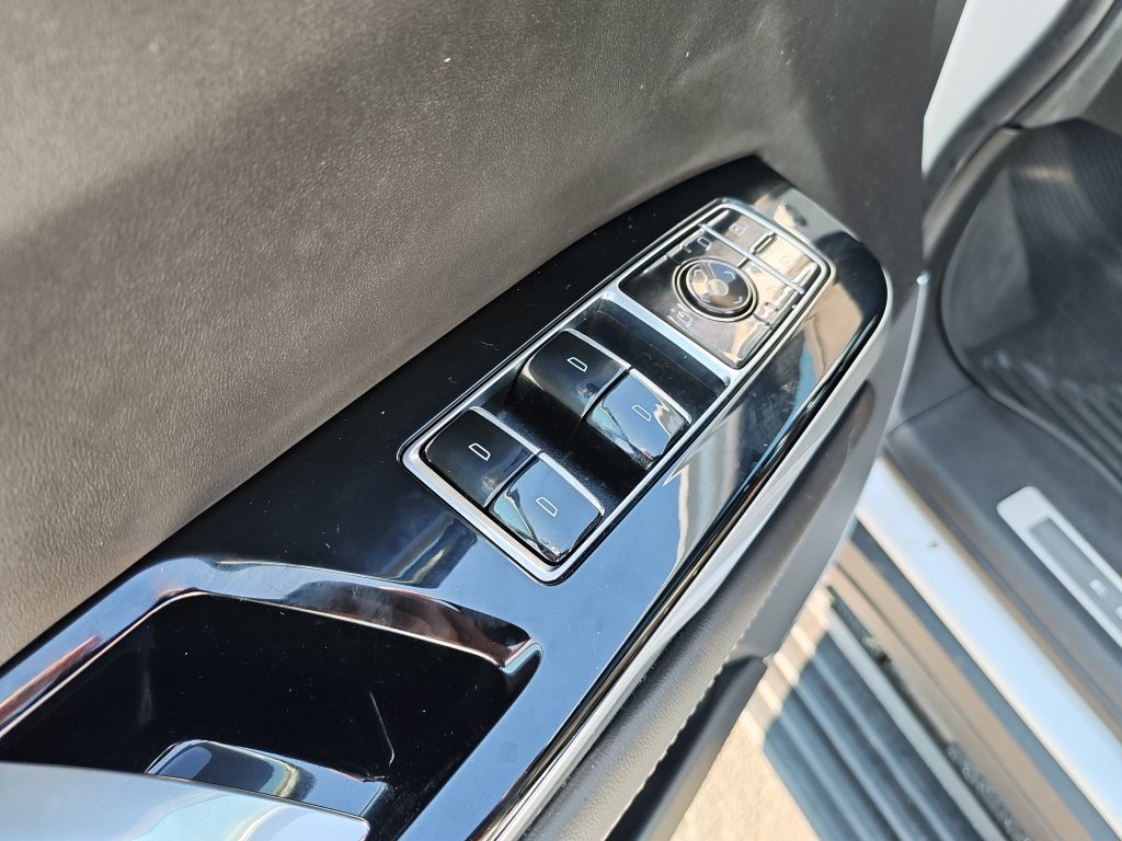 Used 2025 White Cadillac V-Series image 13