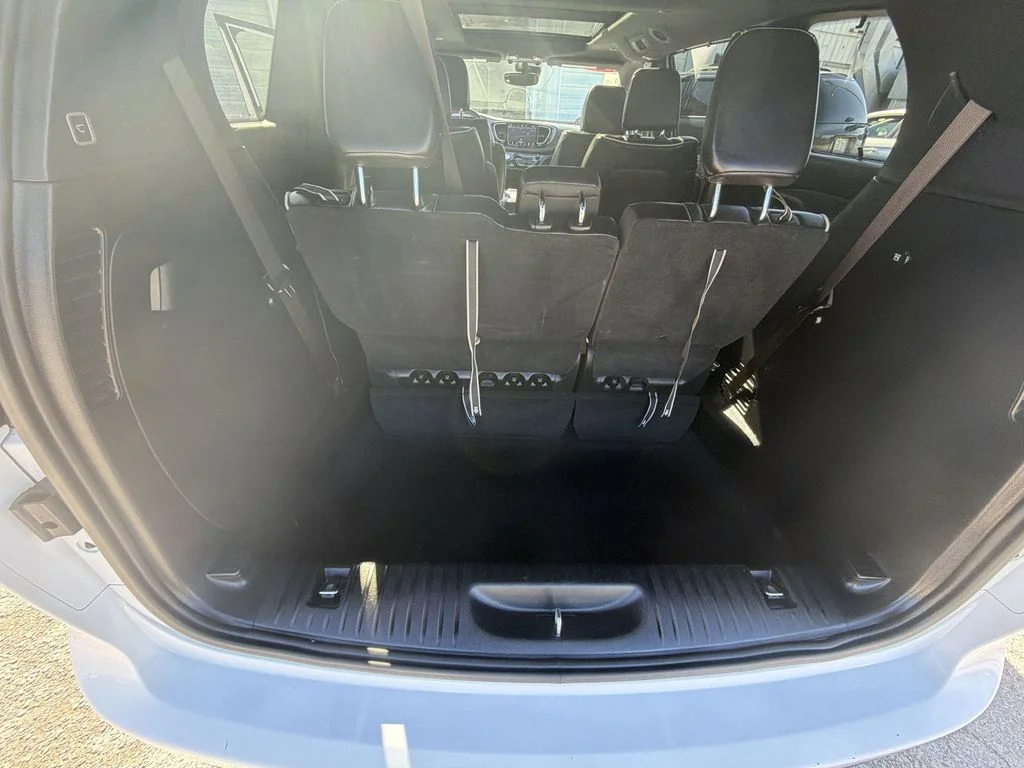 Used 2025 White Chrysler Limited image 25