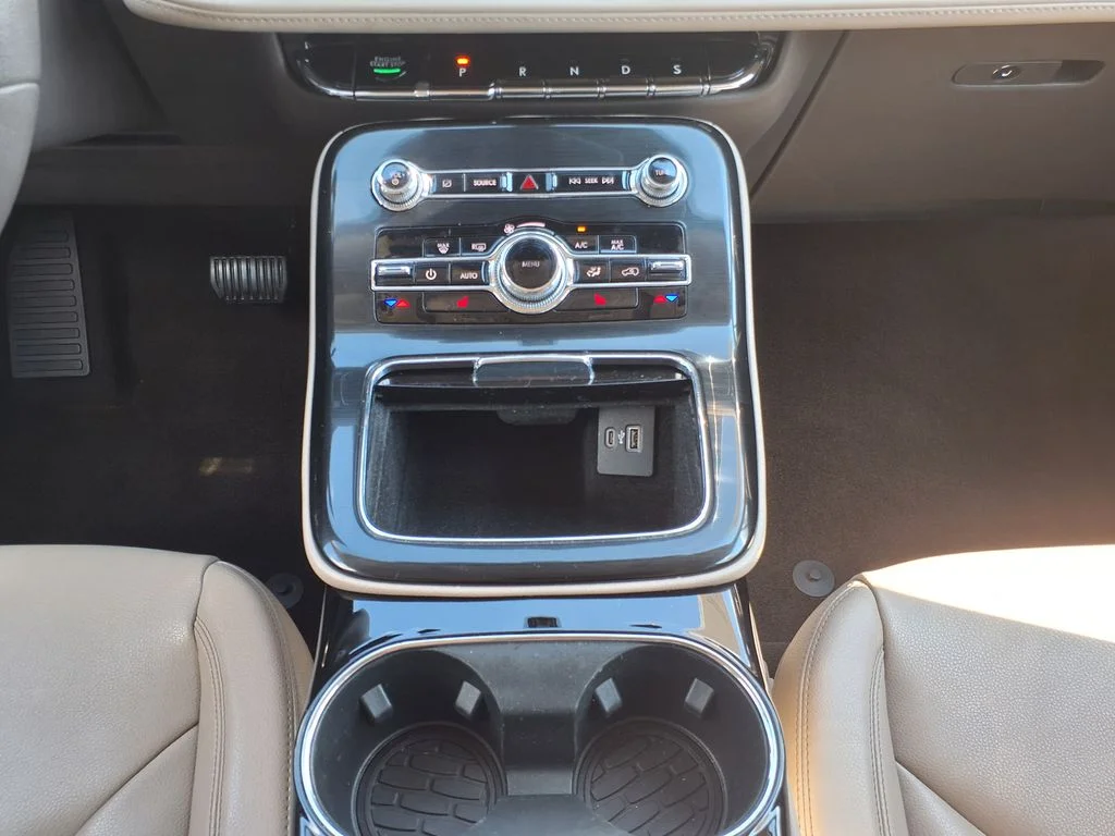 Used 2022 White Lincoln Standard image 33