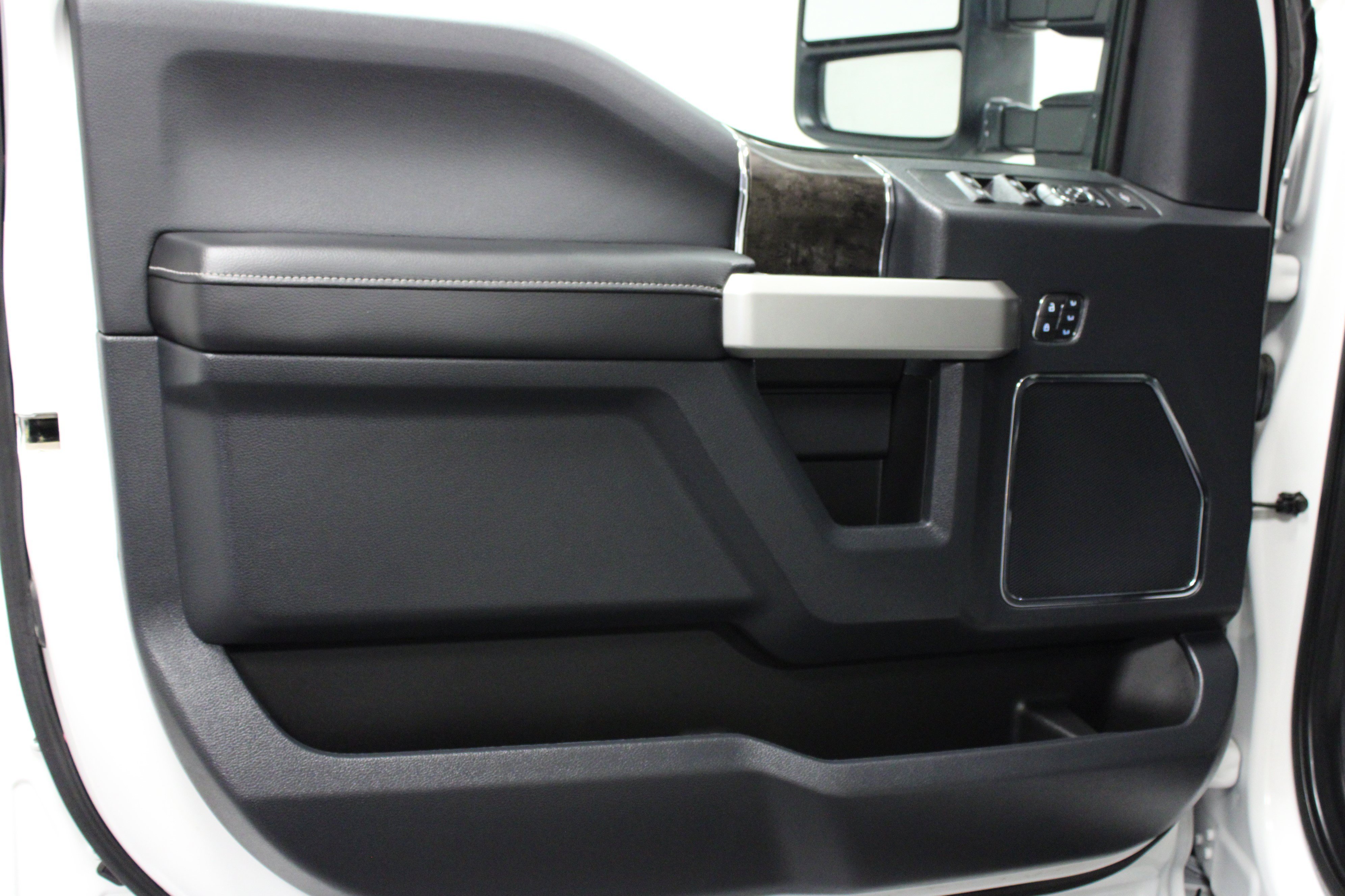 Used 2022 White Metallic Ford Lariat image 11