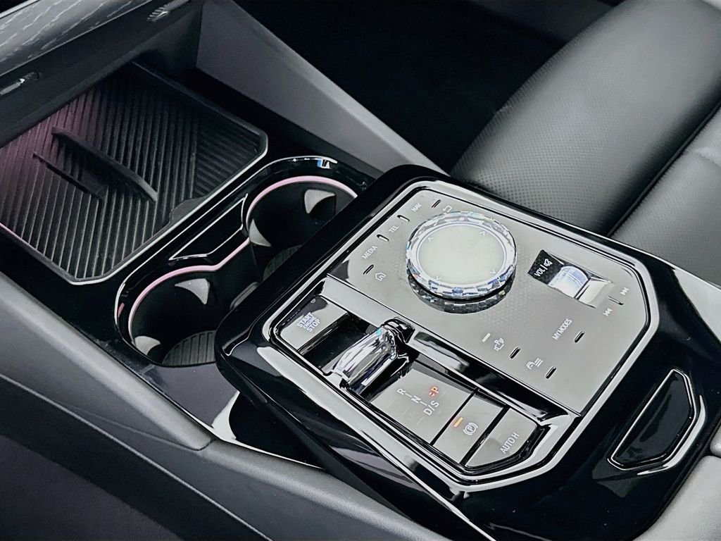 2026 BMW 5 Series 550e - Photo 17