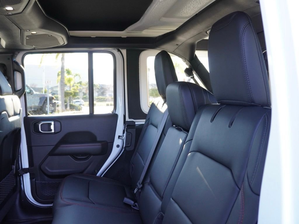 New 2026 Bright White Clear-Coat Exterior Paint Jeep Rubicon image 20