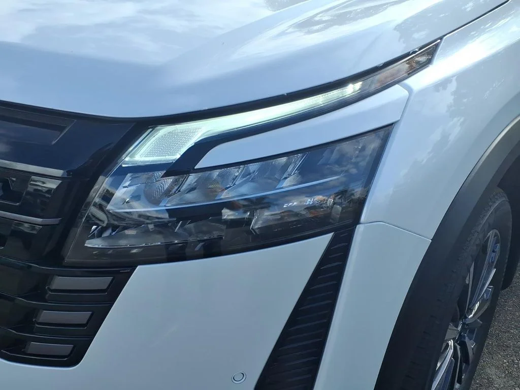 New 2026 Everest White Pearl TriCoat Nissan Platinum image 2