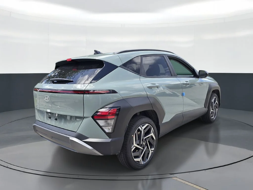 New 2027 Green Hyundai SEL Premium image 3