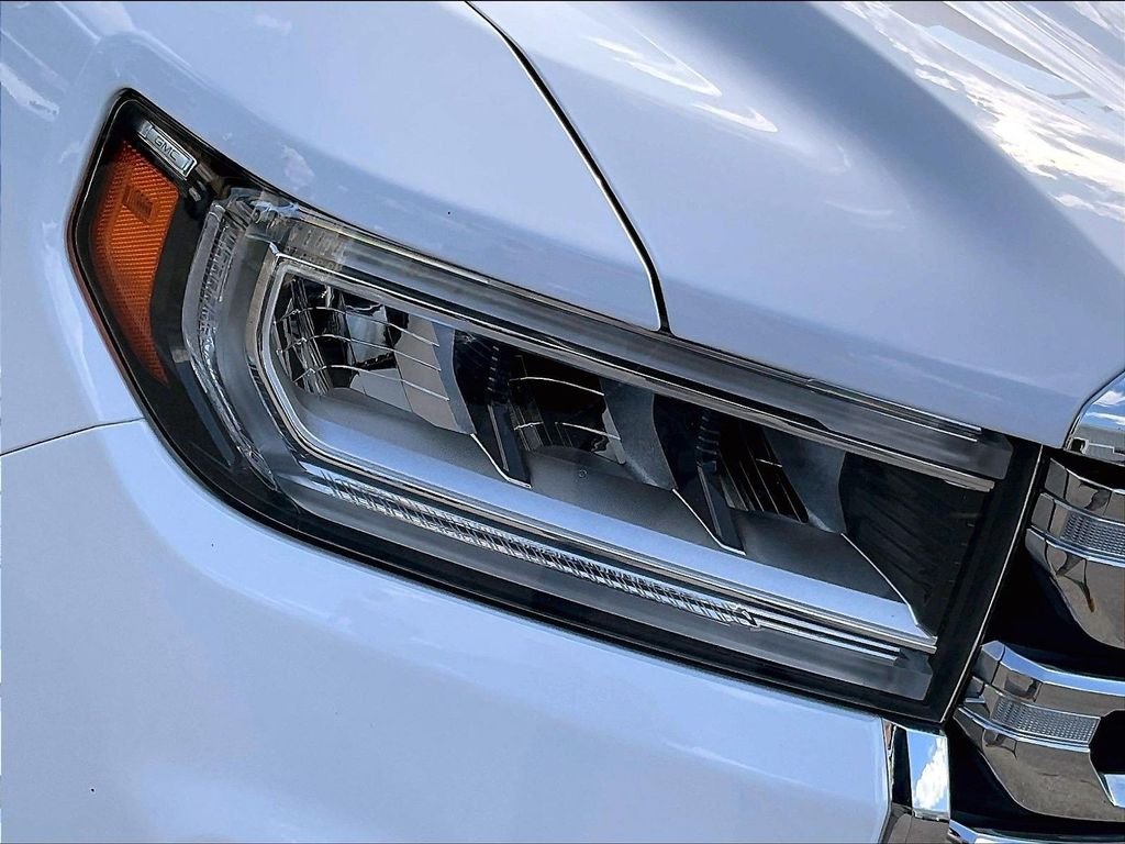 Used 2023 White GMC SLE image 34