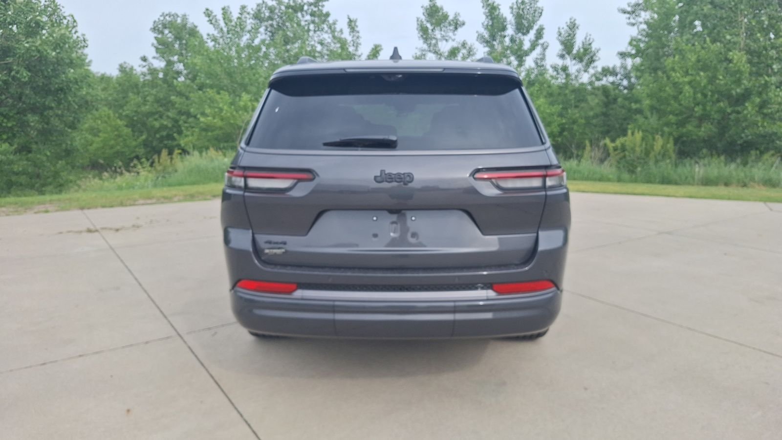 New 2026 Baltic Gray Metallic Clear-Coat Exterior Paint Jeep Limited image 4