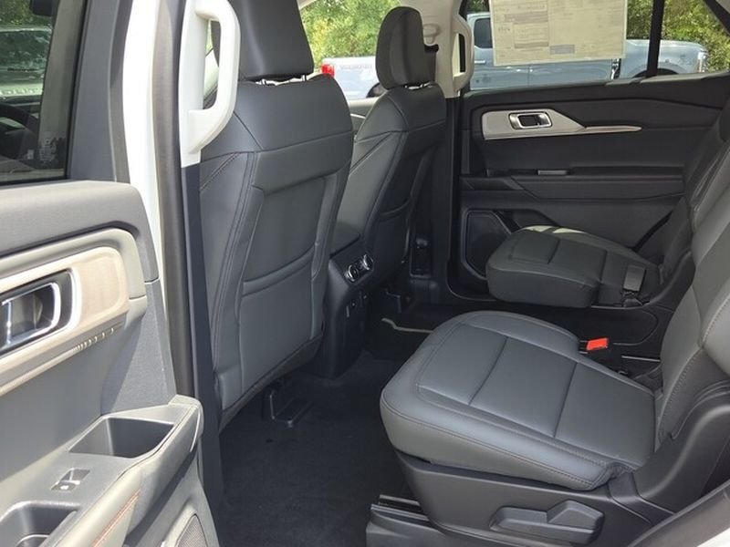 New 2026 Star White Metallic Tri-Coat Ford Active image 9