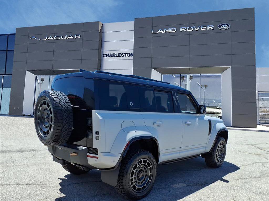 New 2026 Borasco Grey Metallic Land Rover OCTA image 5