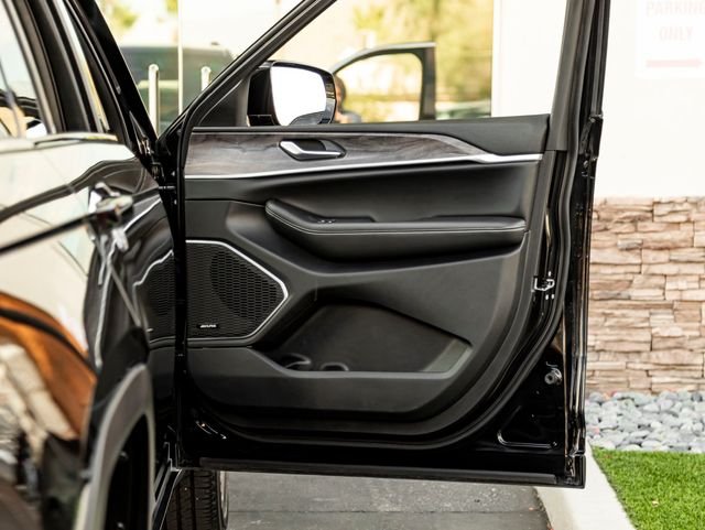 Used 2022 Diamond Black Crystal Pearlcoat Jeep Limited image 31