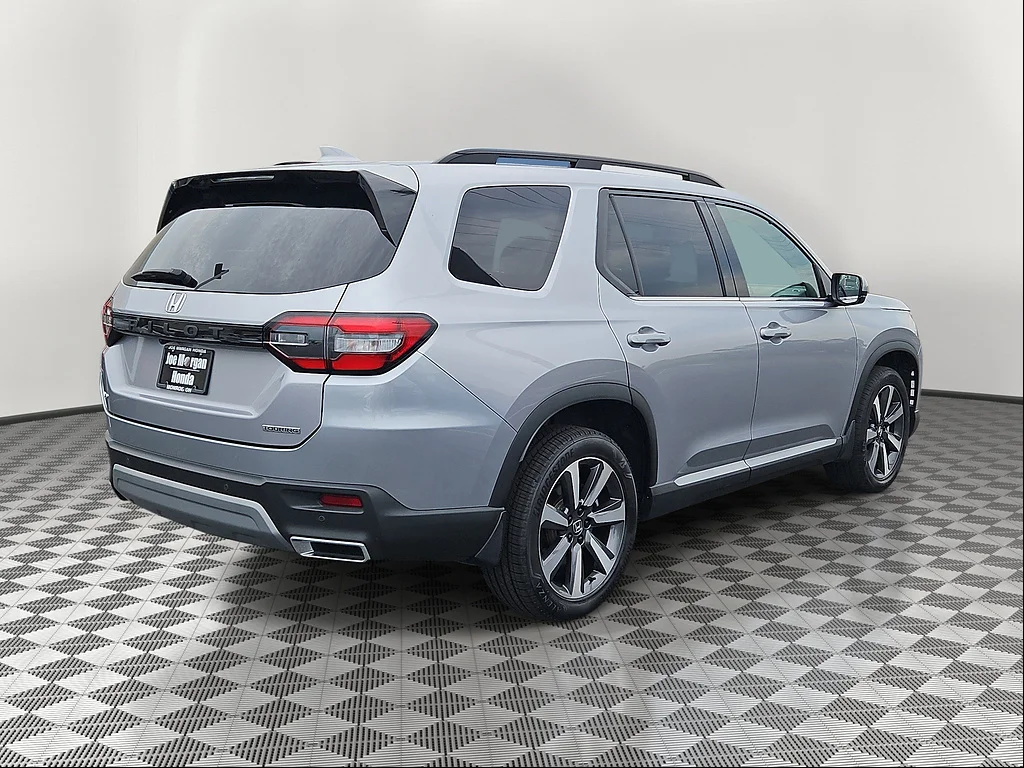 Certified Used 2024 Lunar Silver Metallic Honda Touring image 4
