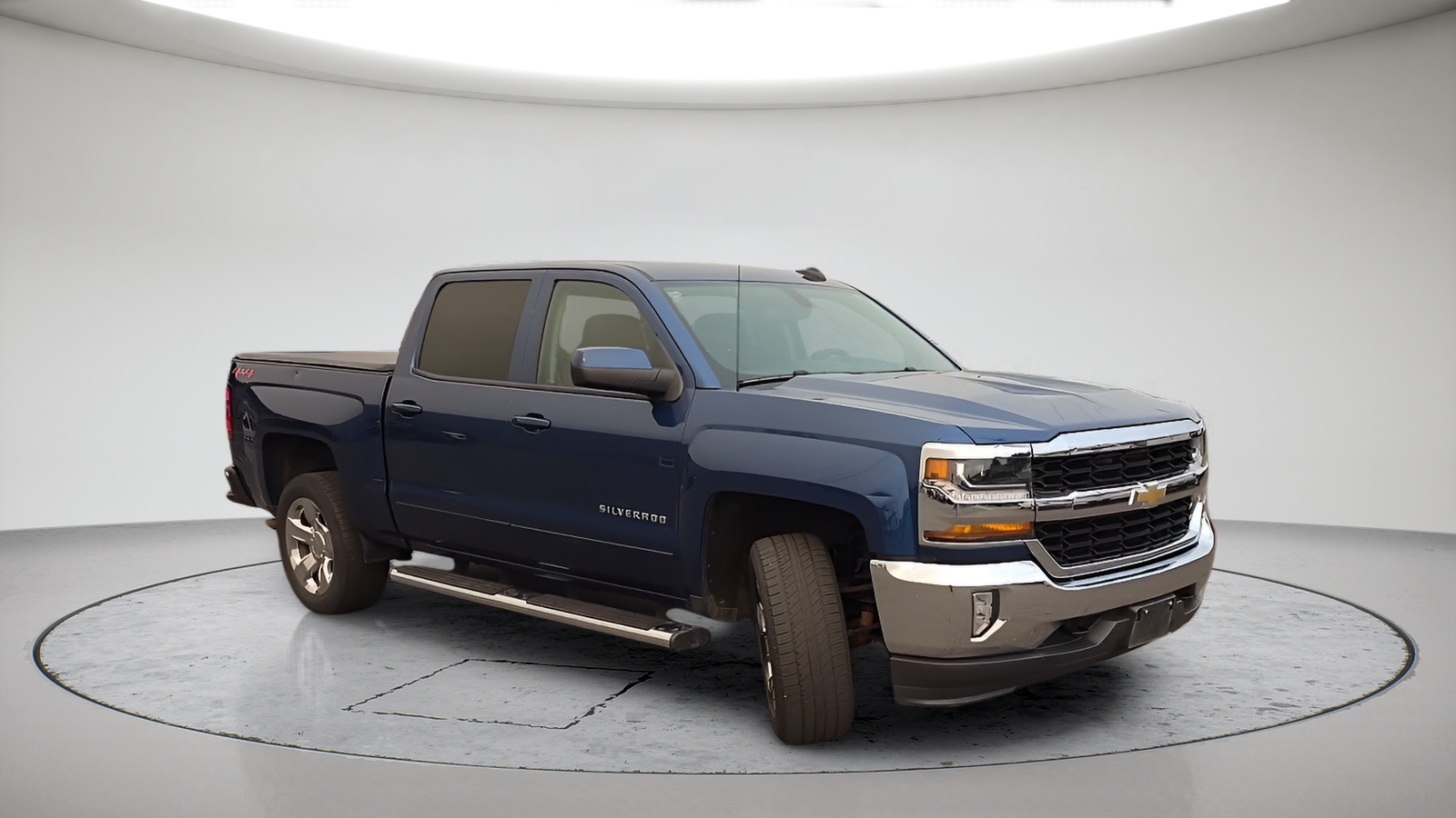 Used 2018 Deep Ocean Blue Chevrolet LT image 3