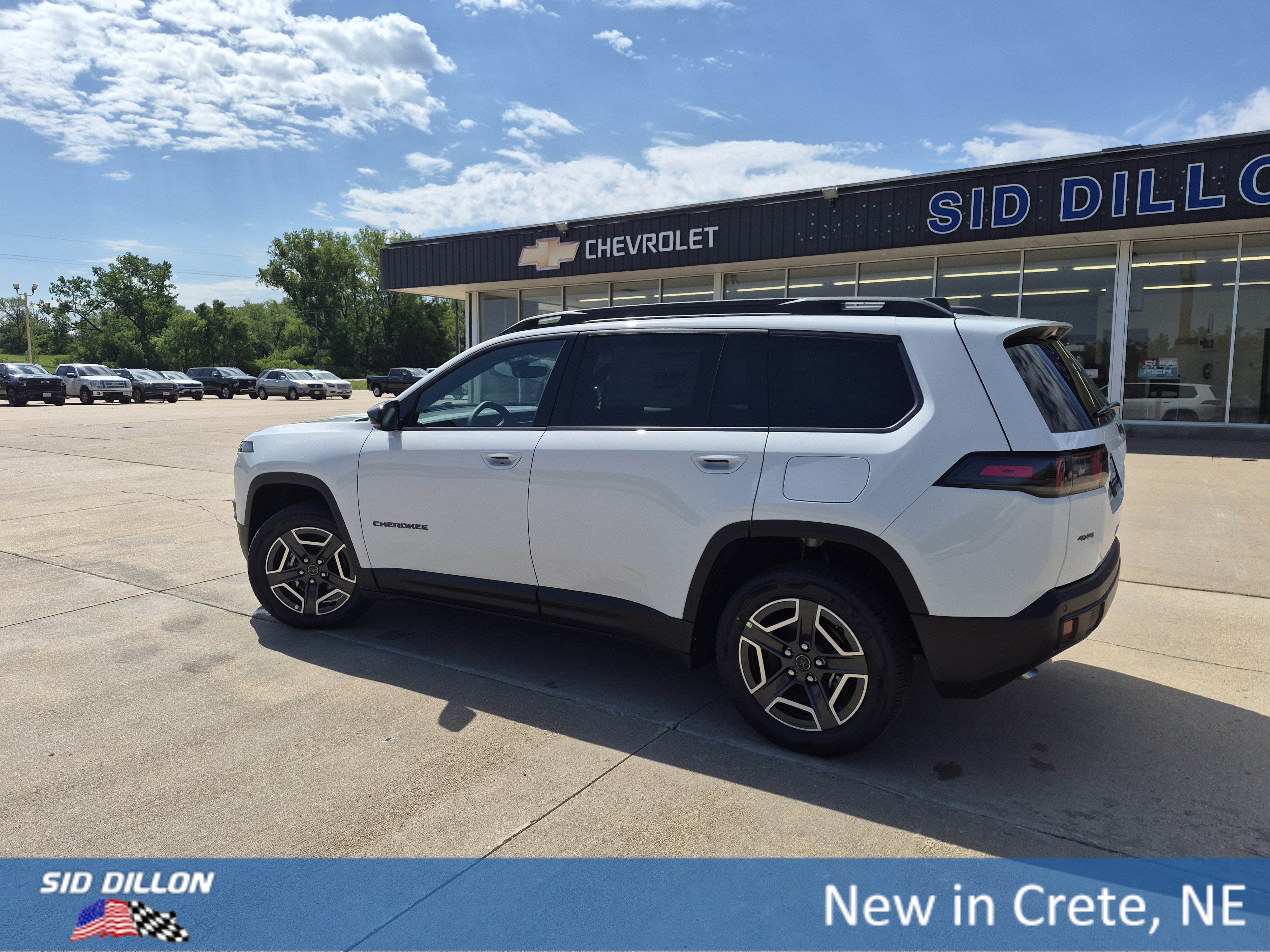 New 2026 Bright White Clear-Coat Exterior Paint Jeep Laredo image 19
