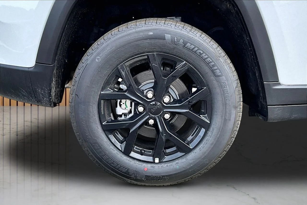 New 2026 Bright White Clear-Coat Exterior Paint Jeep Altitude image 35