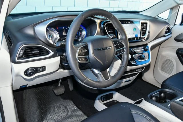 Used 2023 Silver Chrysler Touring L image 15