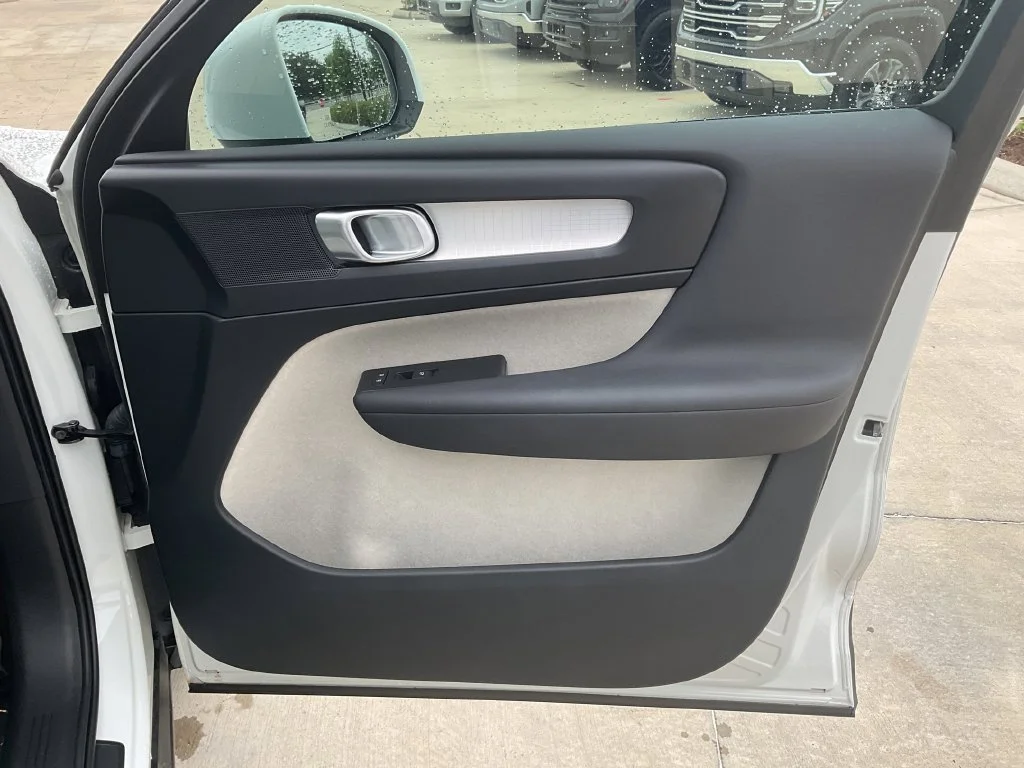 Used 2020 White Volvo Momentum image 20
