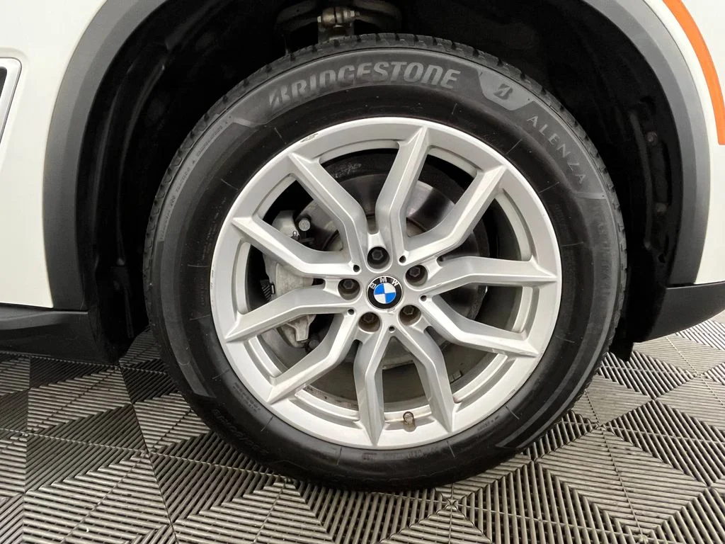 Used 2019 White BMW xDrive40i image 17