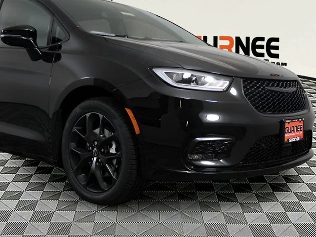 New 2026 Diamond Black Crystal Pearl-Coat Exterior Paint Chrysler Select image 24