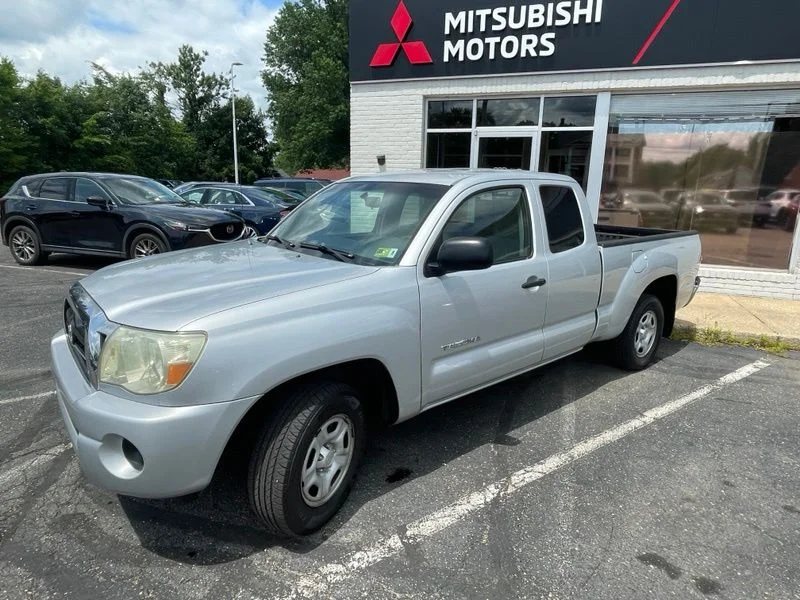Used 2005 Silver Toyota Base image 2