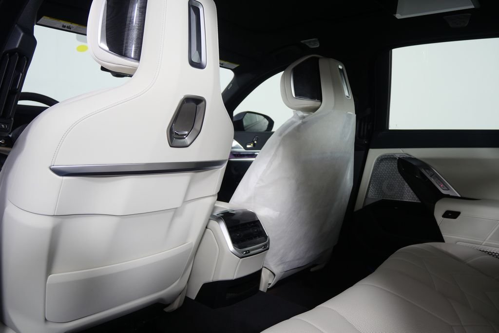 2026 BMW 7 Series 750e - Photo 17