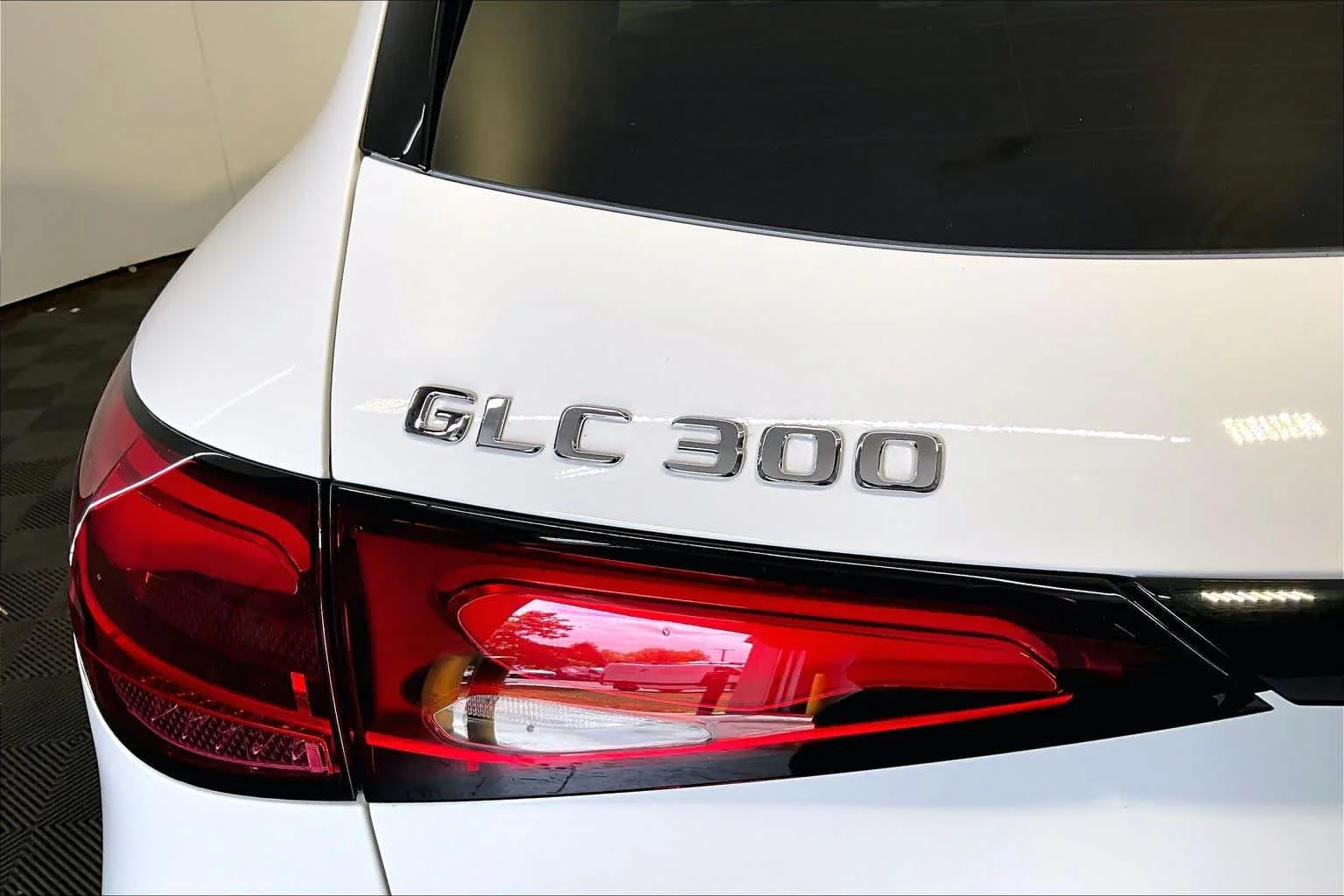 Certified Used 2026 Polar White Mercedes-Benz GLC 300 image 33