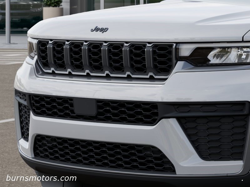 New 2026 Bright White Clear-Coat Exterior Paint Jeep Laredo Altitude image 11